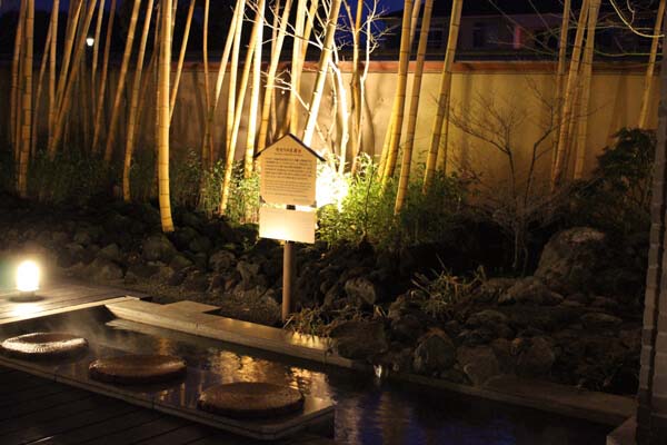 takeakarinoashiyu 竹灯りの足湯